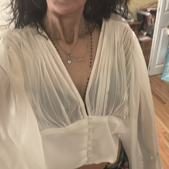 White blouse you can use from work to going out on the town - Picture 4 of 5